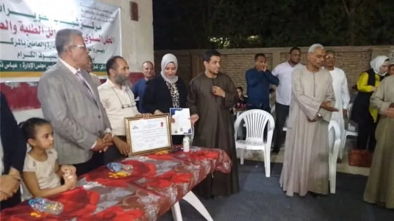 تكريم أوائل الطلاب بقرية الطويرات بقنا