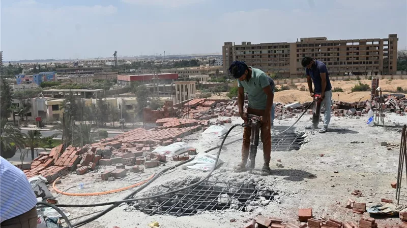 حملة كبرى لإزالة مخالفات البناء بالعاشر من رمضان .. صور