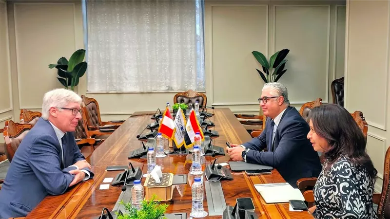 رئيس اقتصادية قناة السويس يبحث مع سفير بيرو تعزيز التعاون الاستثماري