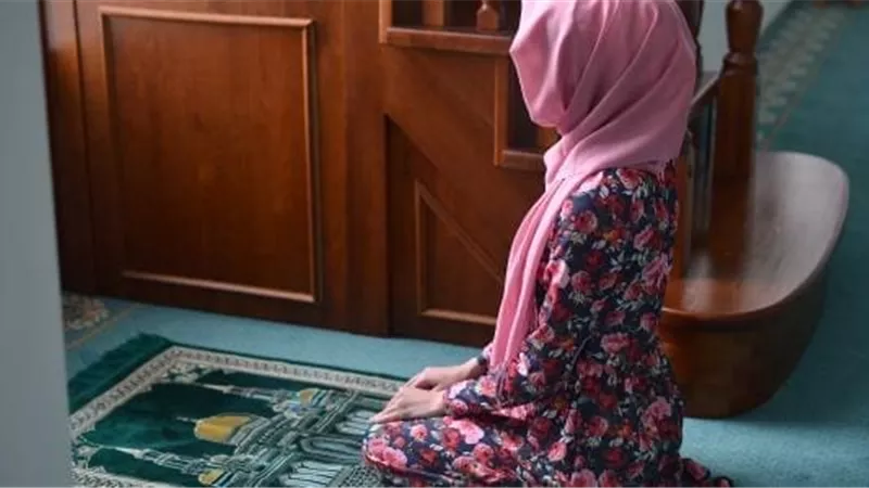 هل تصح الصلاة بالملابس الضيقة؟..الإفتاء تُجيب