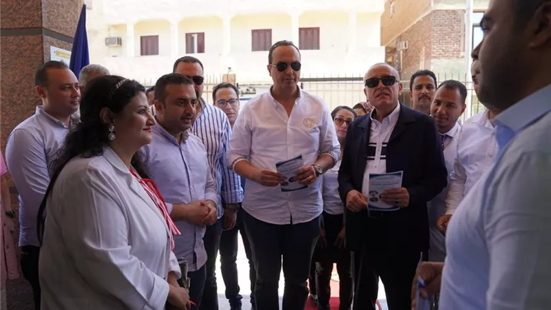رئيس هيئة الرعاية الصحية ومحافظ الأقصر يفتتحان وحدة علاج الأورام