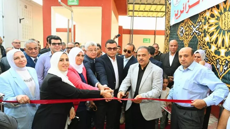 وزير الإسكان ومحافظ الشرقية يفتتحان محطة صرف صحي 