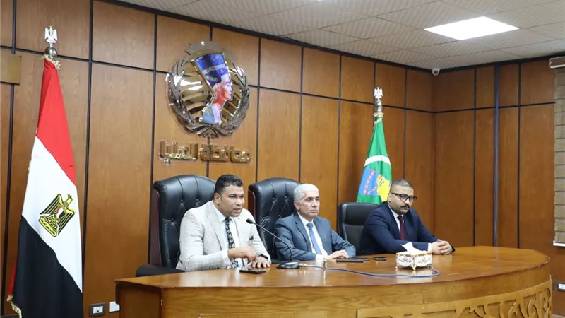 اجتماع موسع بالمنيا لمناقشةآليات تحديث منظومةتراخيص المحال العامة