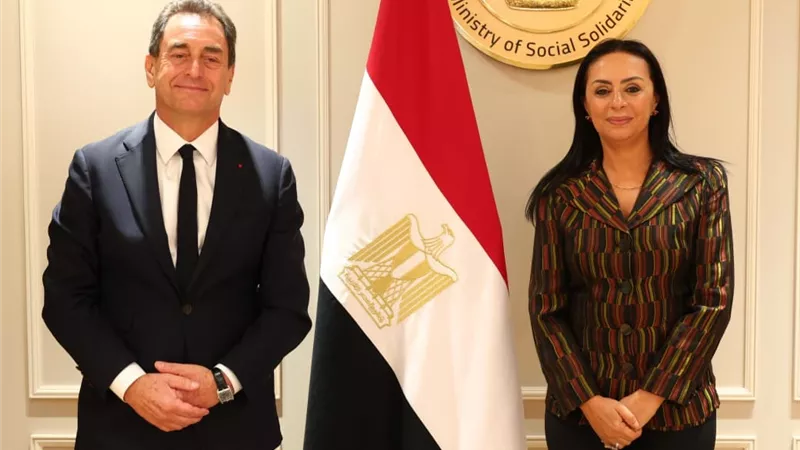 وزيرة التضامن تلتقي السفير الفرنسي بالقاهرة