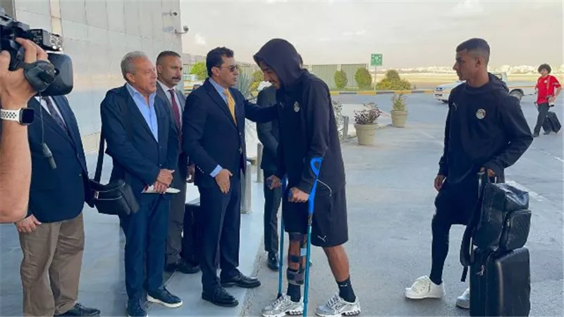 مرموش يظهر بالعكاز مع بعثة منتخب مصر