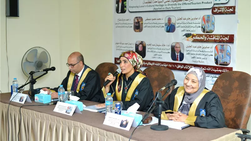 رئيس جامعة الأقصر تشرف على مناقشة رسالتى ماجستير بكلية السياحة والفنادق