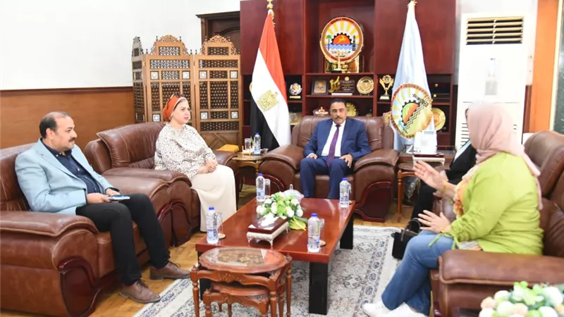 رئيس الإدارة المركزية لمكافحه التسرب التعليمي تلتقي محافظ مطروح