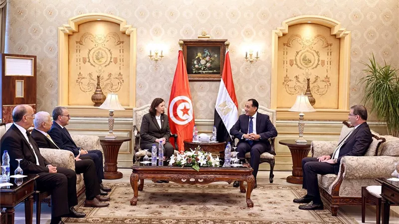 رئيس الوزراء يستقبل نظيرته التونسية بمطار القاهرة الدولي