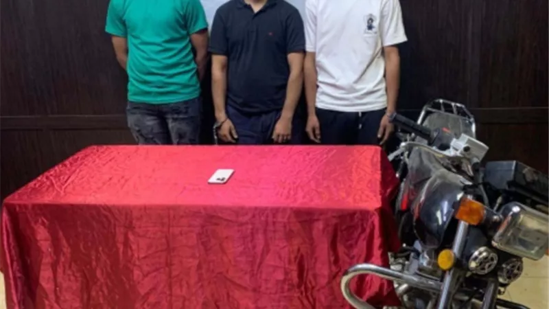 ضبط شخصين سرقا هاتف محمول من شخص أثناء أستقلالهما دراجة نارية