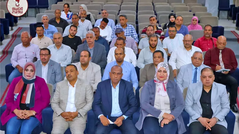 محافظ سوهاج يعقد اجتماعا لبحث موقف المشروعات الصغيرة والمتوسطة