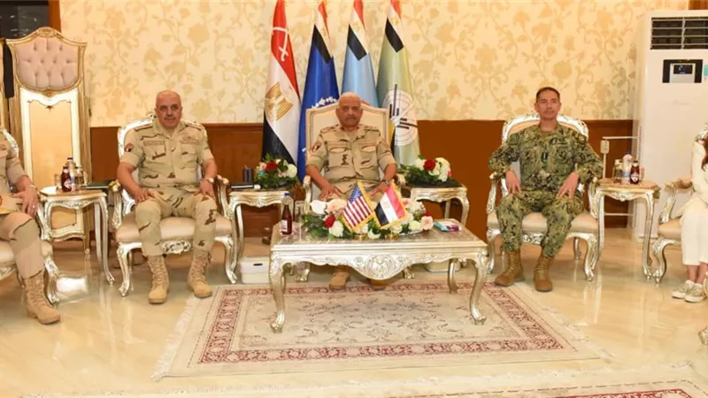 وزير الدفاع يلتقي قائد القيادة المركزية الأمريكية والوفد المرافق له
