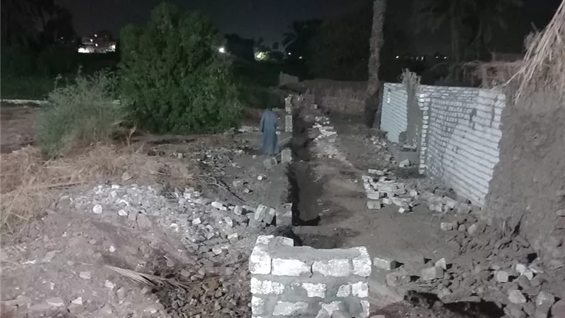 إزالة سور بطريق الحزام الأخضر بنطاق حى شمال بمدينة الأقصر