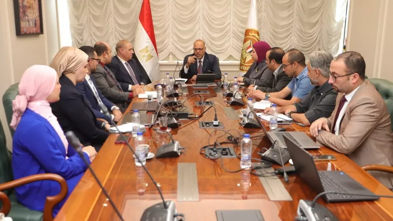 وزير العمل يبحث مع وفد 