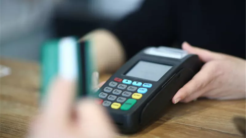 لعدم الحاجة..هل يجوزالتصرف فى كارت التموين ليستفيد به الغير؟