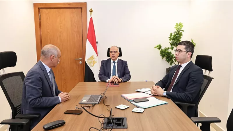 وزير الري يتابع أعمال تطوير المنظومة الفنية والتشغيلية للسد العالي