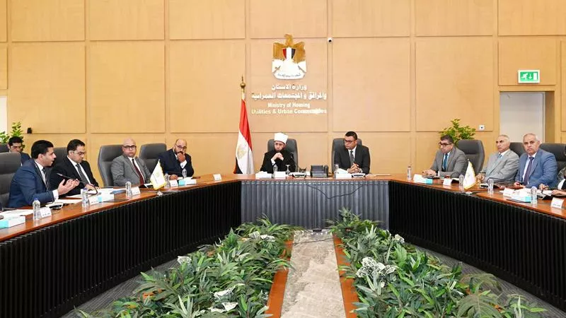 وزيرا الإسكان والأوقاف يناقشان عدداً من الموضوعات المشتركة