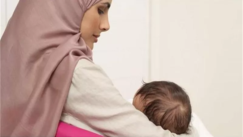 هل يجب امتناع الحامل عن ارضاع طفلها؟..أمين الفتوى يُجيب