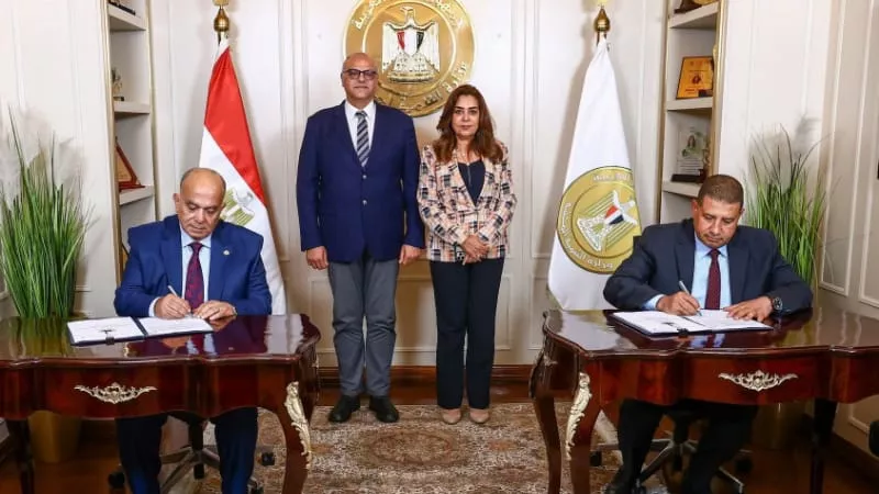 وزيرة التنمية ومحافظ القليوبية يشهدان توقيع عقد جديد لتحسين خدمات النظافة