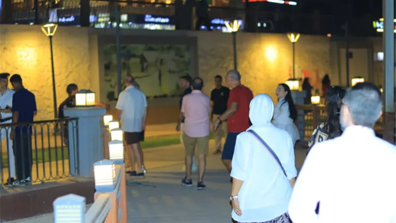 سياحياً من أوروبا وأمريكا الشمالية في جولة بممشى الكورنيش
