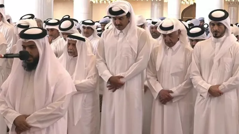 أمير قطر يشارك في تشييع ضحايا العدوان الإسرائيلي على الدوحة