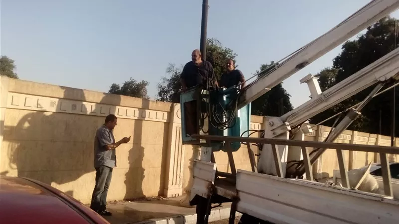 صيانة كشافات الكورنيش وتأهيل الجزر الوسطى في حى جنوب الأقصر