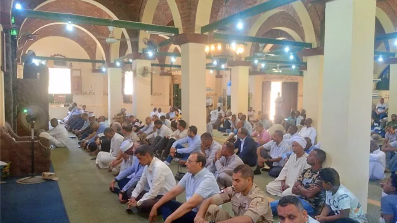 محافظ أسوان يؤدى صلاة الجمعة في غرب سهيل مع الأهالى..صور