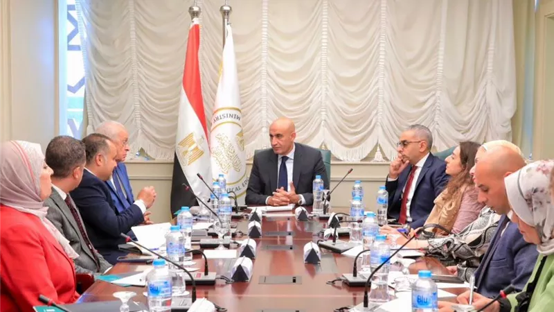 التعليم تبحث تعزيز مبادرات الكشف عن ضعاف البصر بين طلاب المدارس