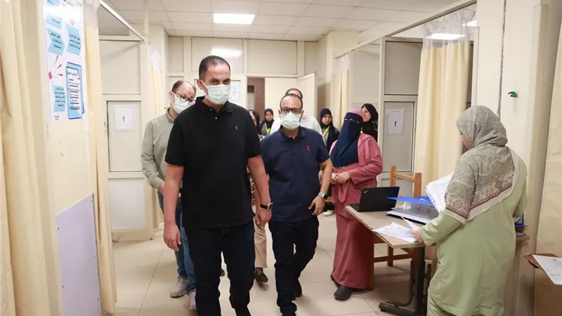 نائب وزير الصحة يجري جولة مفاجئة لمستشفيي التأمين الصحي والصدر بالمنيا