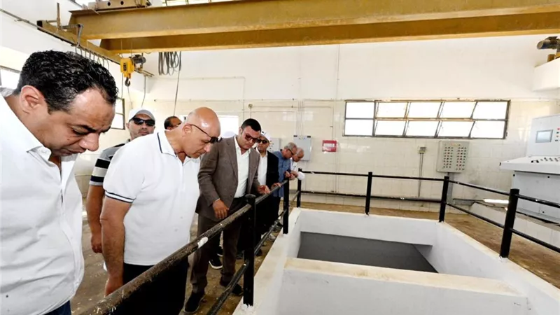 وزير الإسكان يتفقد محطة رفع صرف صحي الخامس شرق بمدينة 6 أكتوبر