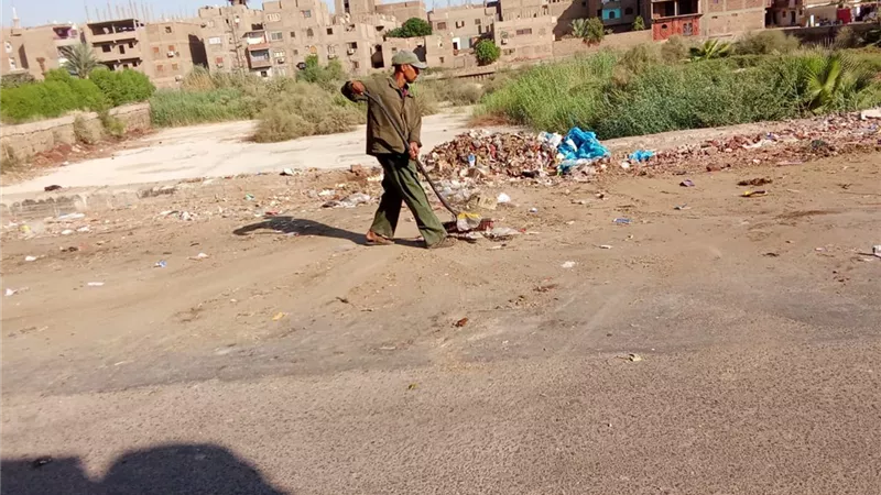 حملات نظافة وتجميل وصيانة وإصلاح أعطال لأعمدة الإنارة بالاقصر