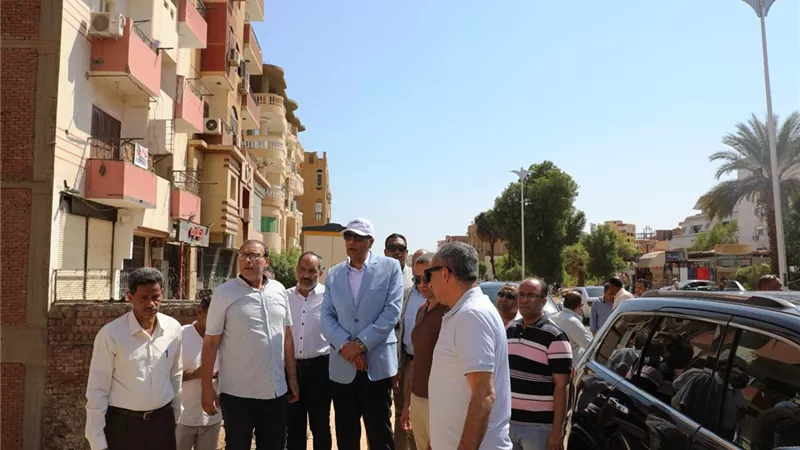 محافظ أسوان يتفقد الأعمال الجارية بمشروع تطويرطريق السادات