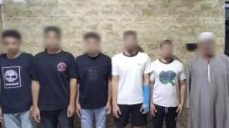 كشف ملابسات مقطع فيديو لشخص يفض مشاجرة بخرطوم مياه داخل محطة وقود