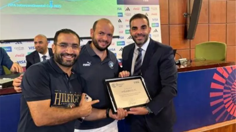 بيراميدز يتسلم شهادة المشاركة فى كأس إنتركونتيننتال
