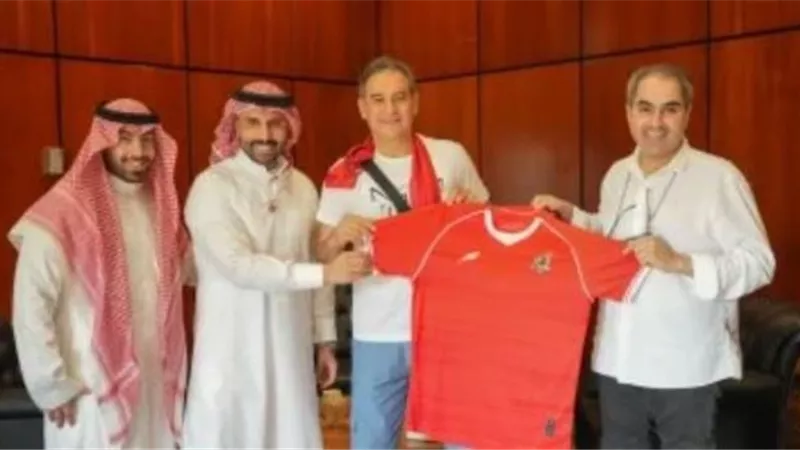 نادى الوحدة السعودى يكرم مدرب الزمالك السابق