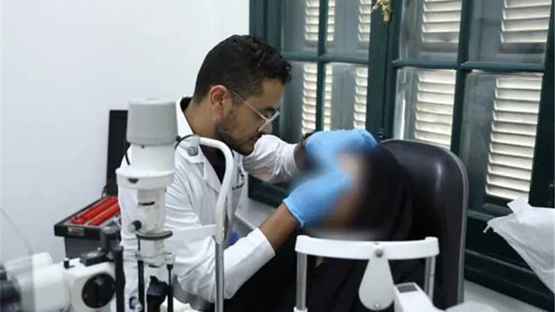 عبدالغفار يتابع حالات مرضى التأمين الصحي المصابين بمضاعفات طبية ويتواصل هاتفياً للاطمئنان عليهم
