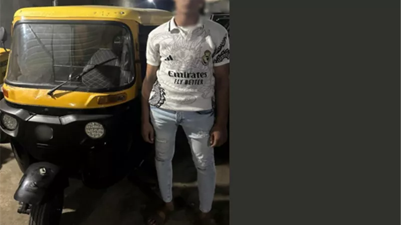 ضبط سائق توك توك لسيره عكس الإتجاه وسب القائمة على التصوير