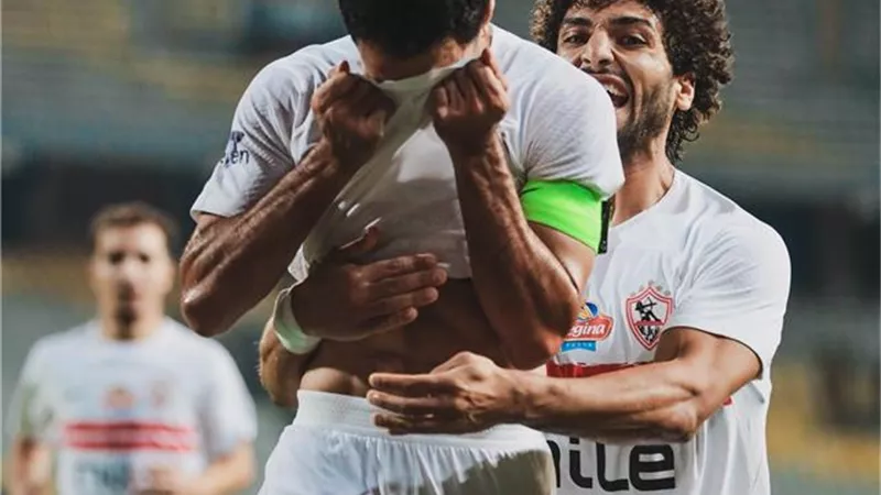 احتفال نجوم الزمالك مع الجماهير عقب الفوز على المصري .. شاهد