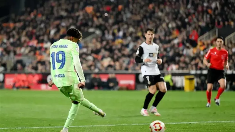 برشلونة يطارد ريال مدريد أمام فالنسيا الليلة بالليجا