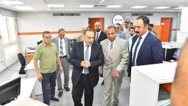 محافظ أسيوط يتفقد مركز الخدمات المميز بالغرفة التجارية