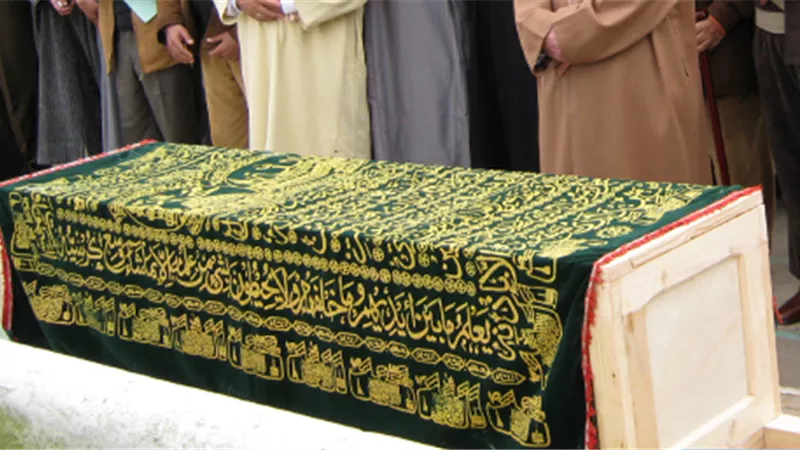 وضع غطاء على نعش الميت بين الوجوب والاستحباب