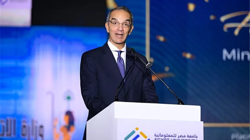 عدلي منصور ووزير الاتصالات يكرمان خريجي الدفعة الأولي لجامعة مصر