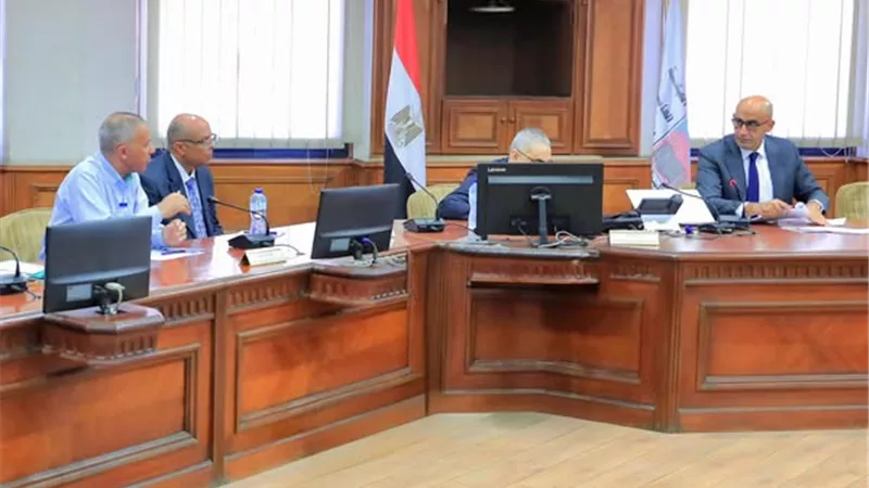 عبد اللطيف يعقد اجتماعًا مع قيادات الهيئة العامة للأبنية التعليمية لمتابعة الاستعدادات للعام الدراسي