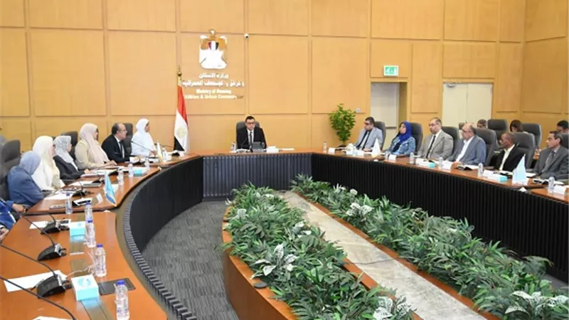 وزير الإسكان يعقد اجتماعاً موسعاً مع مسئولي مديريات الإسكان بمختلف المحافظات