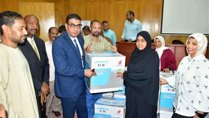نائب محافظ الأقصر يسلم 31 مشروعًا بمجال صناعة الملابس الجاهزة