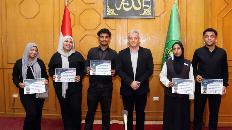 محافظ الإسماعيلية يكرم طلاب فندقية مدربين في 
