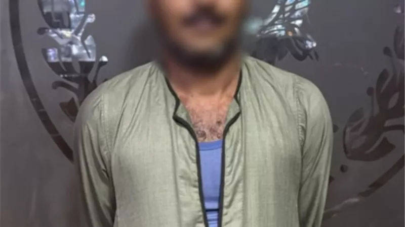 ضبط حارس عقار تعدى على كلب ضال ب 