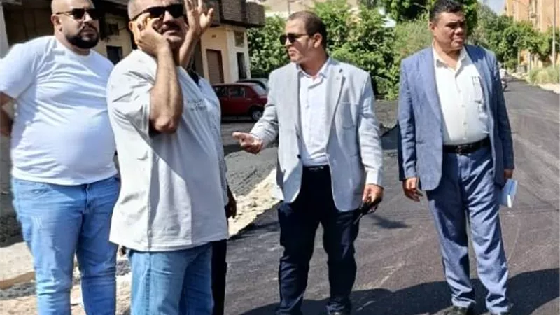 رئيس مركز الطود يتابع رصف الطريق المؤدى للمدينة الشبابية