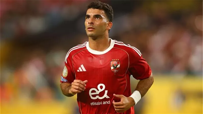 زيزو يغادر مباراة الأهلي أمام إنبي للإصابة وطاهر بديلاً