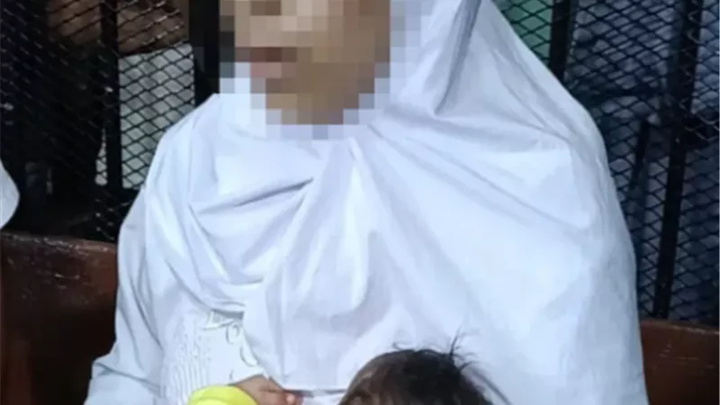 أول ظهور للمتهمة بإنهاء حياة زوجها وأطفاله االستة وهى تحمل صغيرها