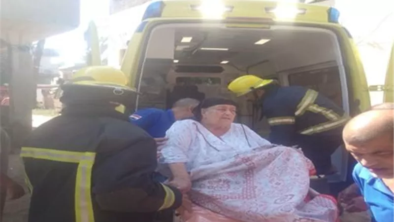 أمن البحيرة ينقل عجوز غير قادرة على الحركة إلى المستشفى